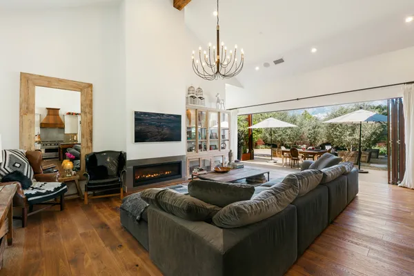 $2,550,000 | 28960 Crags Drive, Agoura Hills, CA 91301