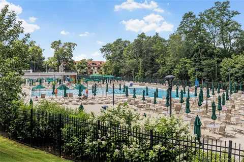 $275,000 | 5800 Arlington Avenue, Unit 6L | North Riverdale