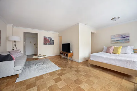 $600,000 | 120 East 90th Street, Unit 7A | Upper East Side