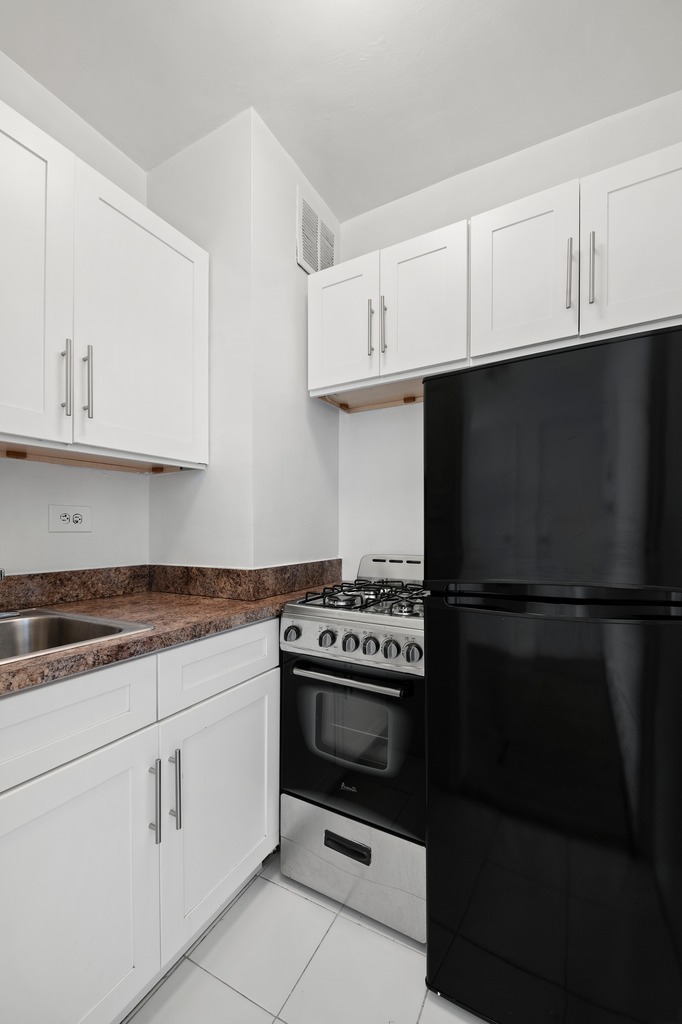 225 East 46th Street, Unit 2G Manhattan, NY 10017 - Photo 4 of 6
