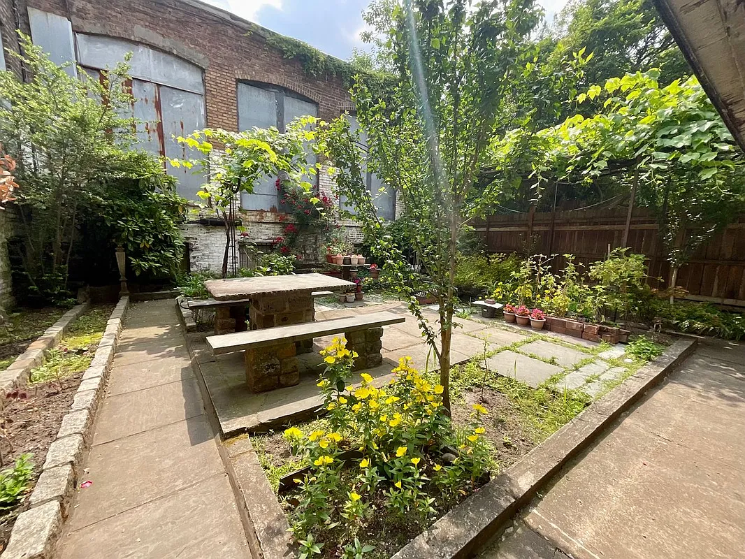 318 11th Street, Unit 1R Brooklyn, NY 11215 - Photo 6 of 7 a view of a backyard with sitting area