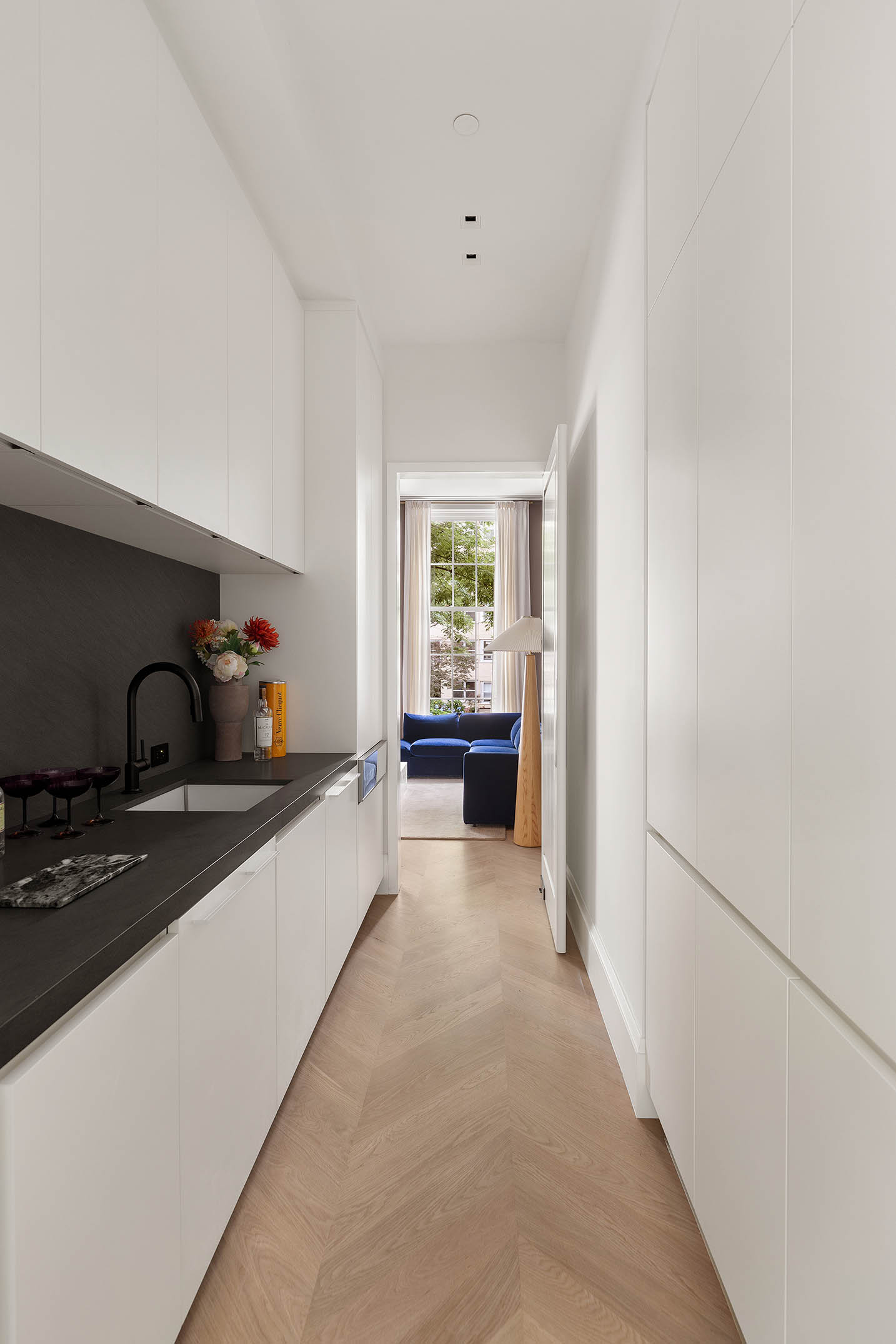 17 East 9th Street Manhattan, NY 10003 - Photo 12 of 32 a large space with a window