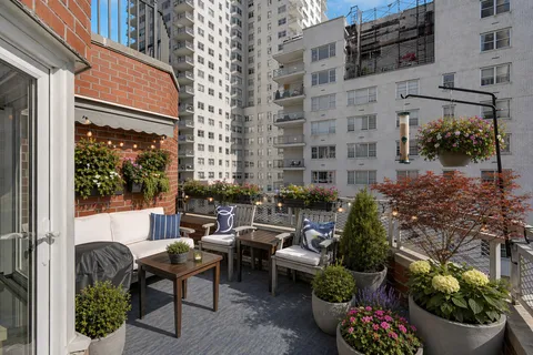$1,095,000 | 520 East 76th Street, Unit PHD | Lenox Hill