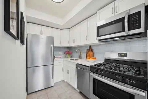 $849,000 | 403 East 62nd Street, Unit 9D | Lenox Hill