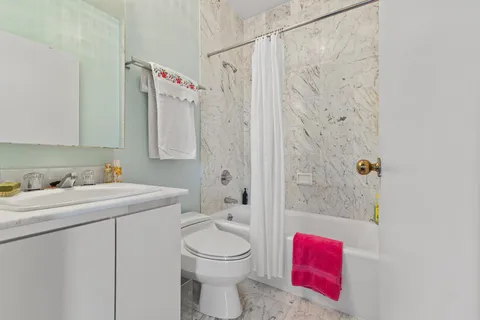 $1,695,000 | 167 East 61st Street, Unit 20E | Lenox Hill