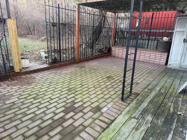 a view of a backyard