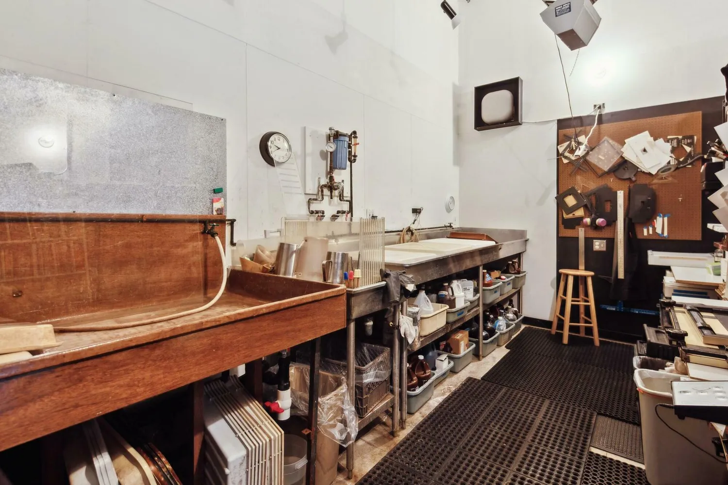 a view of a livingroom with furniture and a garage