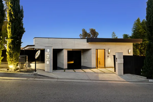 $8,750,000 | 976 Bel Air Road, Los Angeles, CA 90077