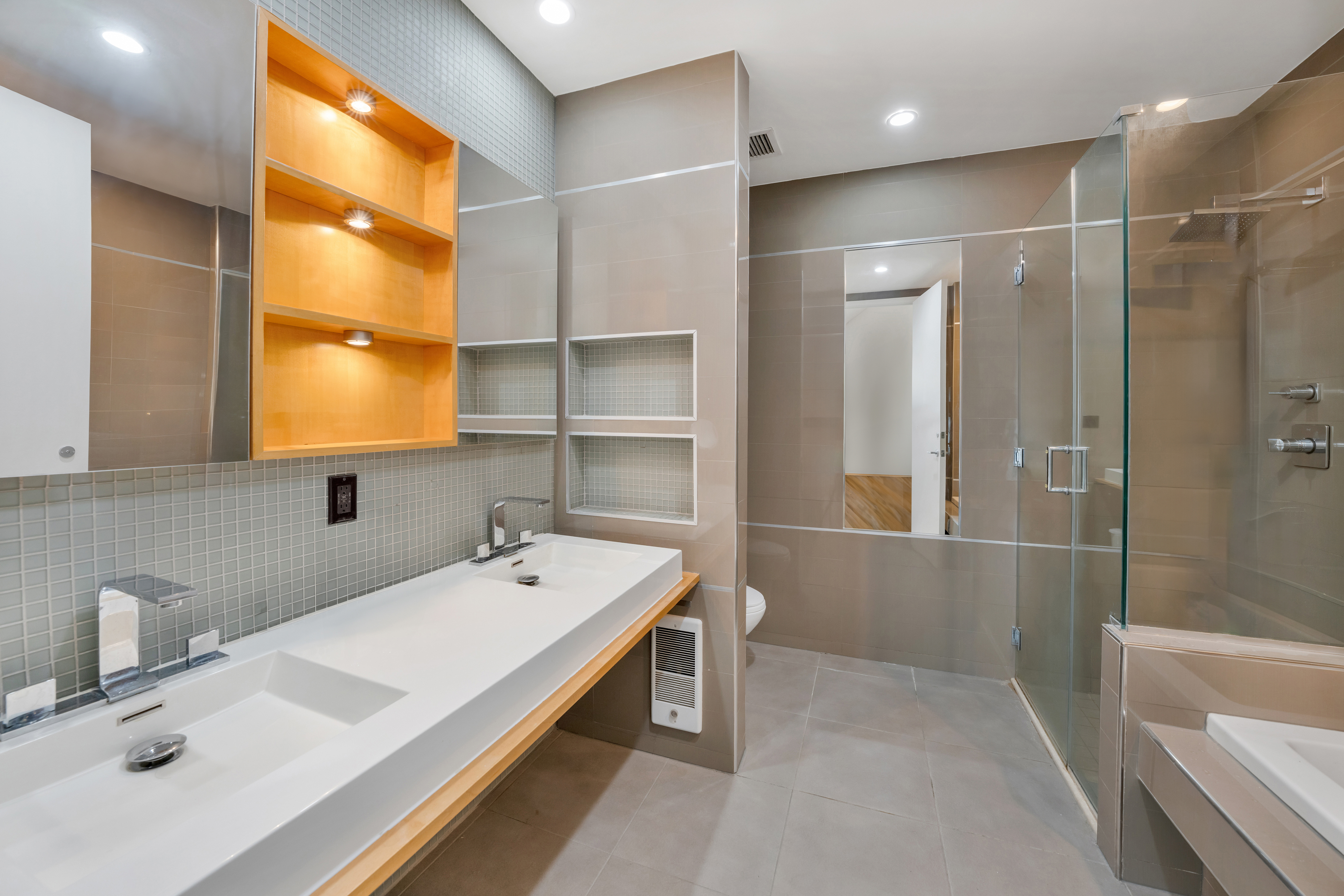 120 North 7th Street, Unit PH4B Brooklyn, NY 11249 - Photo 9 of 13 a bathroom with a tub sink and mirror