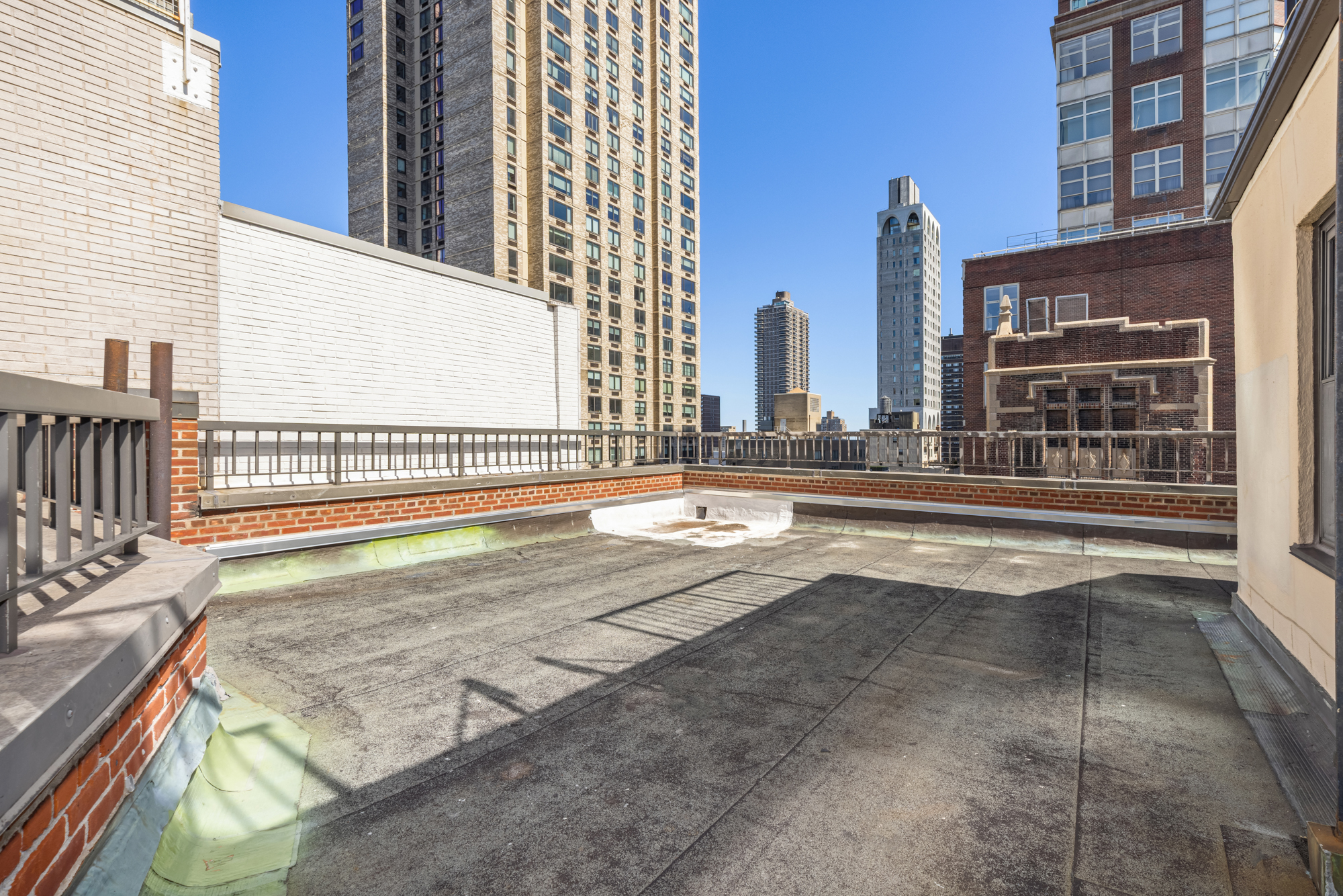1049 Park Avenue, Unit PH Manhattan, NY 10028 - Photo 21 of 22 a view of a building with a backyard and porch