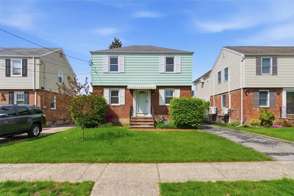 $725,000 | 325 White Road, Mineola, NY 11501