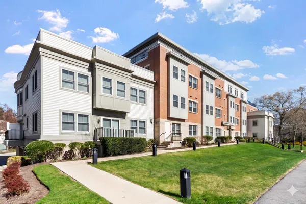 $1,049,000 | 321 Hammond Pond Parkway, Brookline, MA 02467