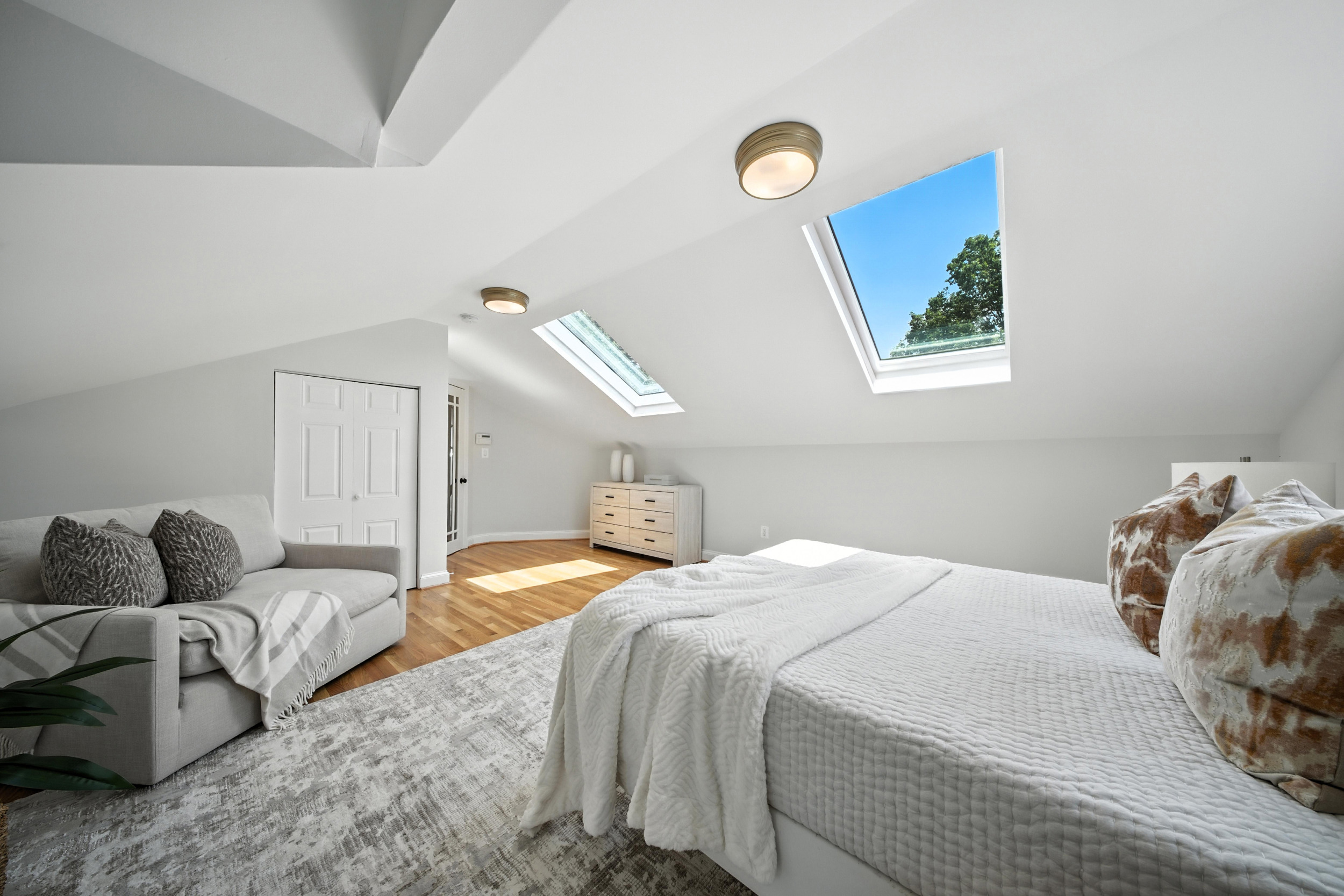 4505 Park Road Alexandria, VA 22312 - Photo 45 of 80 a bedroom with a bed and lamp