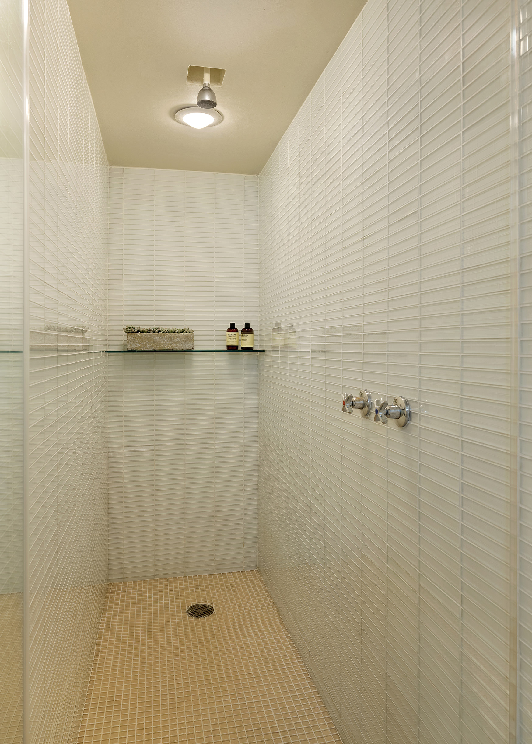 20 Jay Street, Unit 2/3C Manhattan, NY 10013 - Photo 12 of 16 a bathroom with a shower