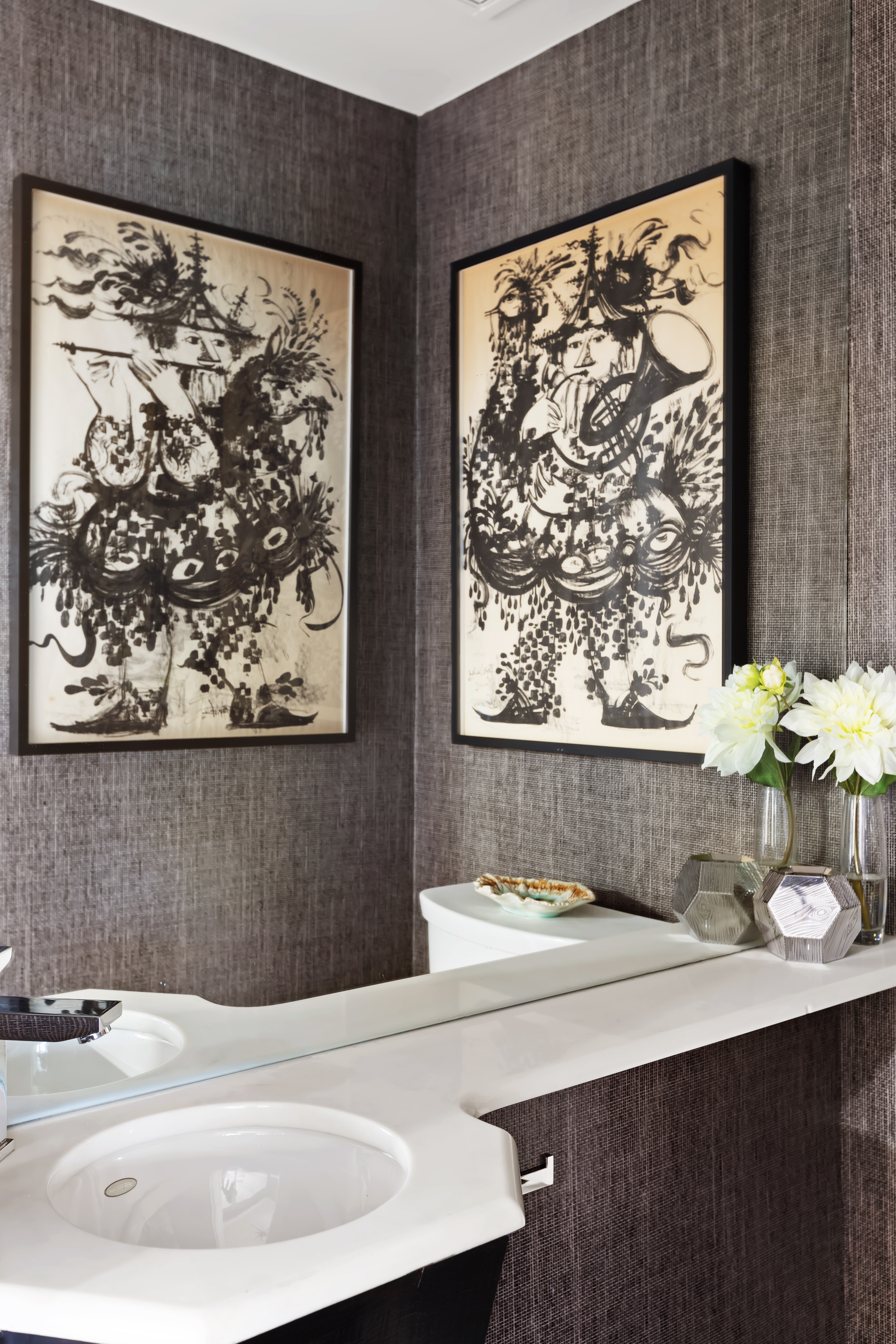 750 Park Avenue, Unit 5B Manhattan, NY 10021 - Photo 6 of 11 a bathroom with a sink and a large mirror