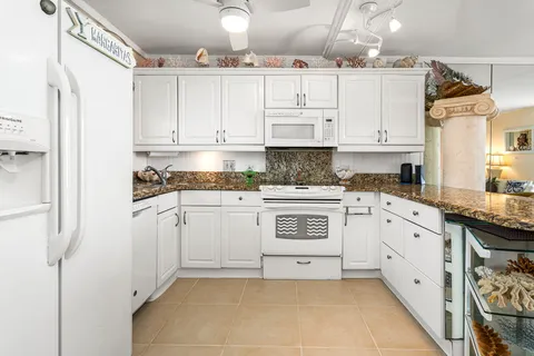 $500,000 | 75-5766 Kuakini Highway, Unit 406, Kailua-Kona, HI 96740