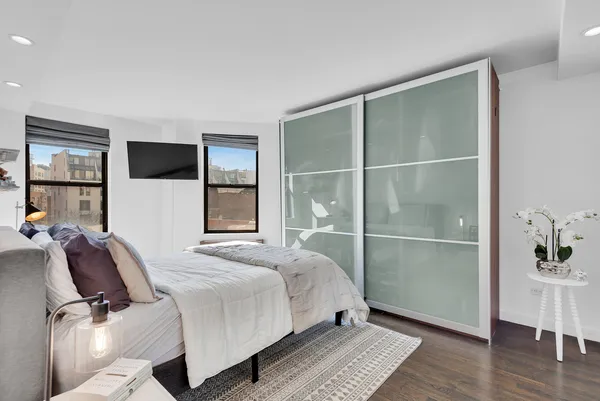 $7,200 | 165 Christopher Street, Unit 4Z | West Village