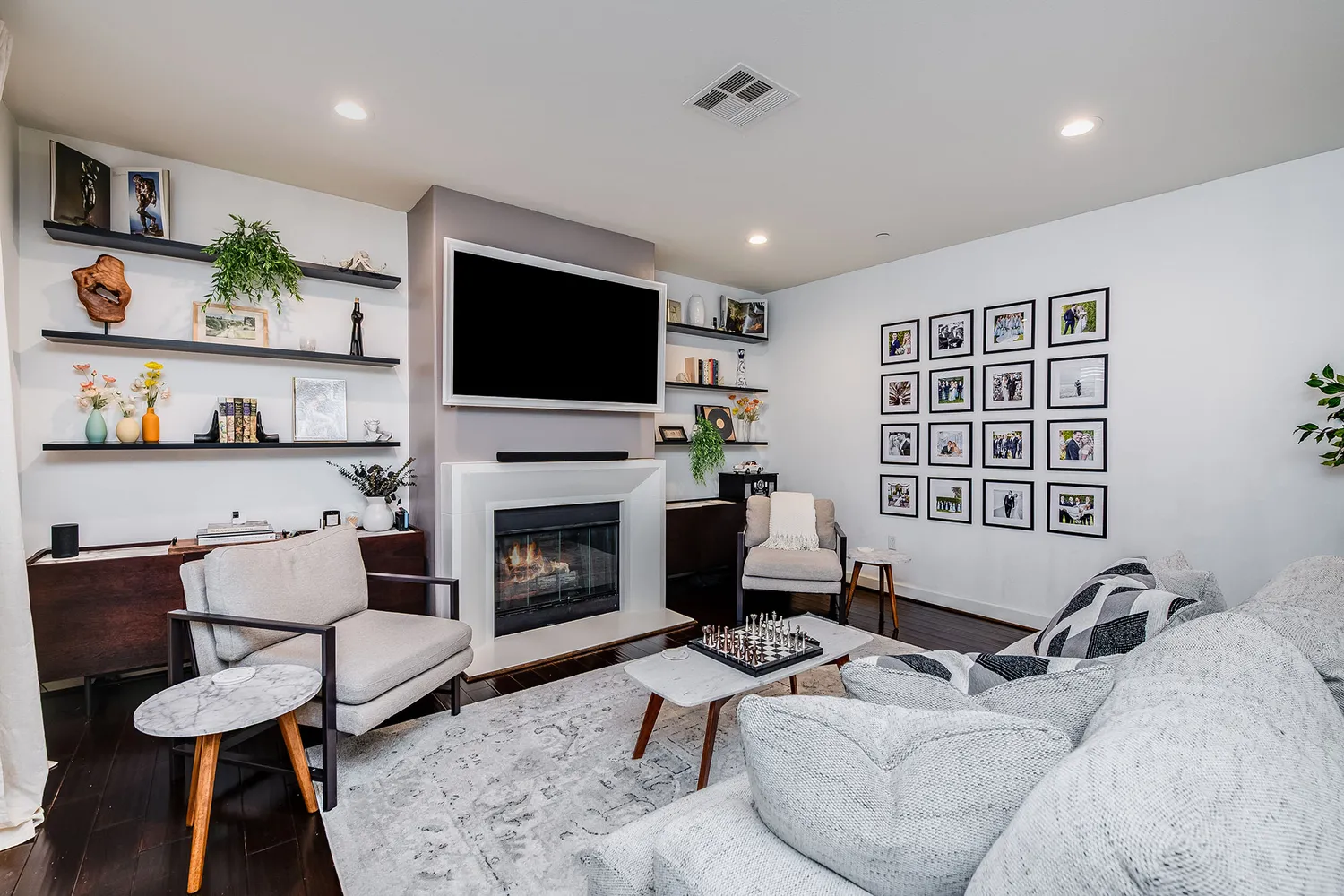 $849,000 | 10878 Bloomfield Street, Unit 211, Toluca Lake, CA 91602