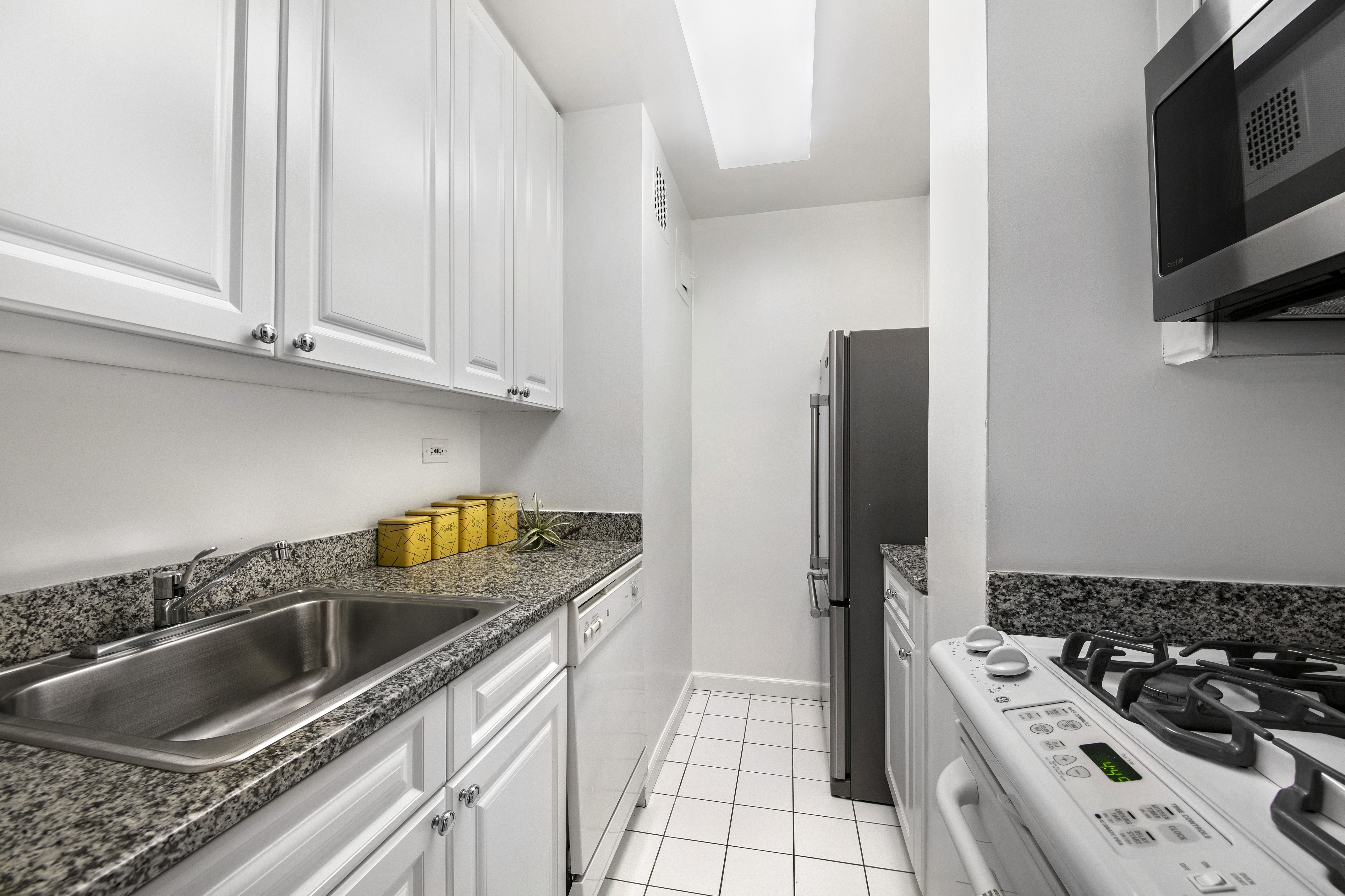 240 East 76th Street, Unit 2N Manhattan, NY 10021 - Photo 3 of 6