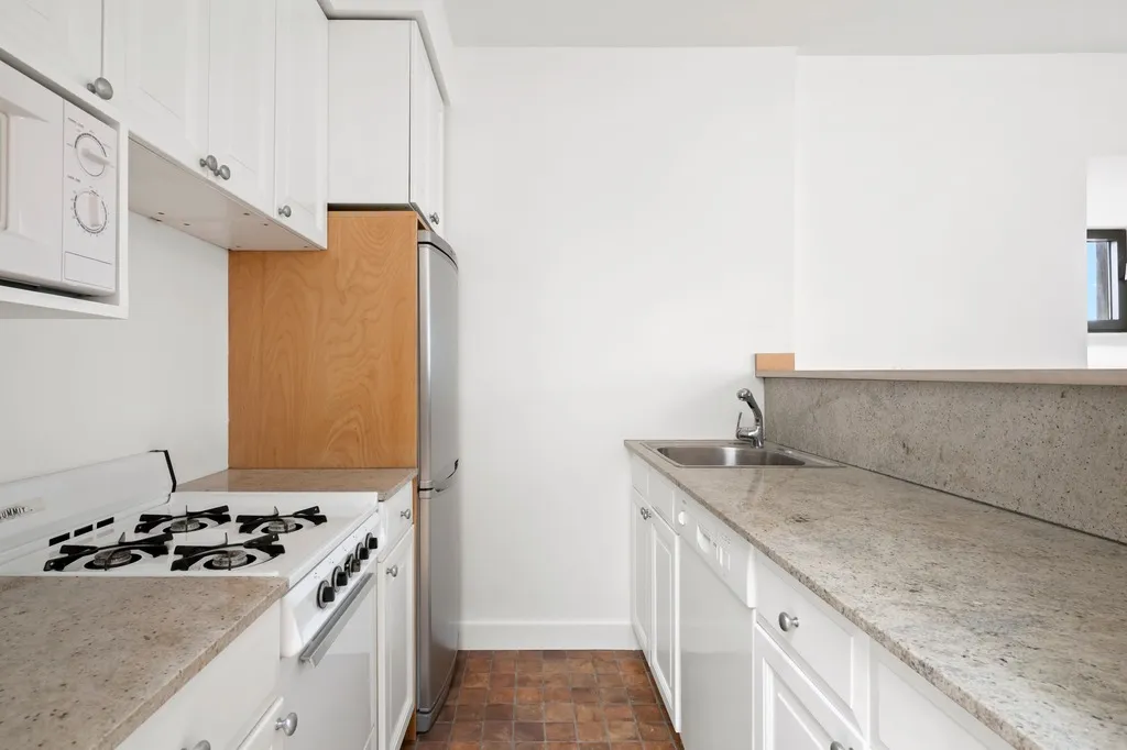 $895,000 | 205 West 89th Street, Unit PH8 | Upper West Side
