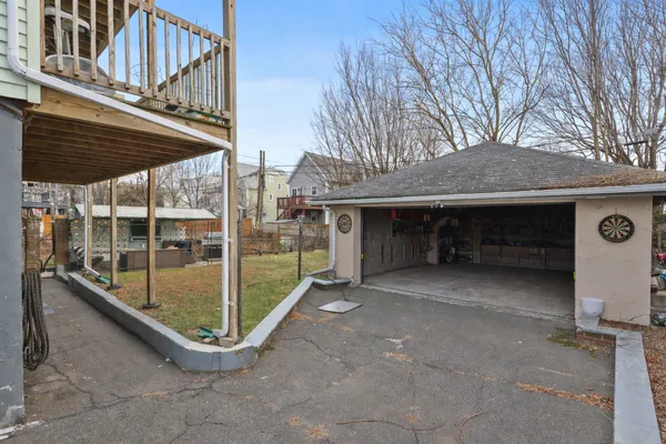 a view of an house with backyard