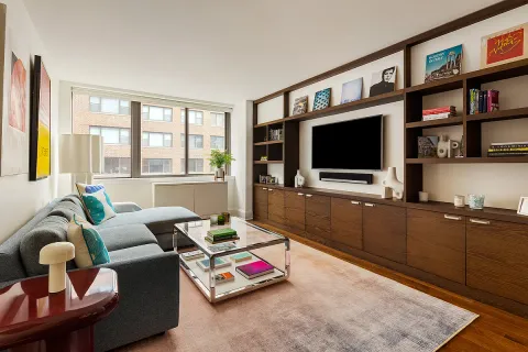 $1,100,000 | 300 East 64th Street, Unit 6H | Lenox Hill