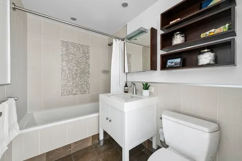 $1,850,000 | 225 East 34th Street, Unit 5E | Murray Hill