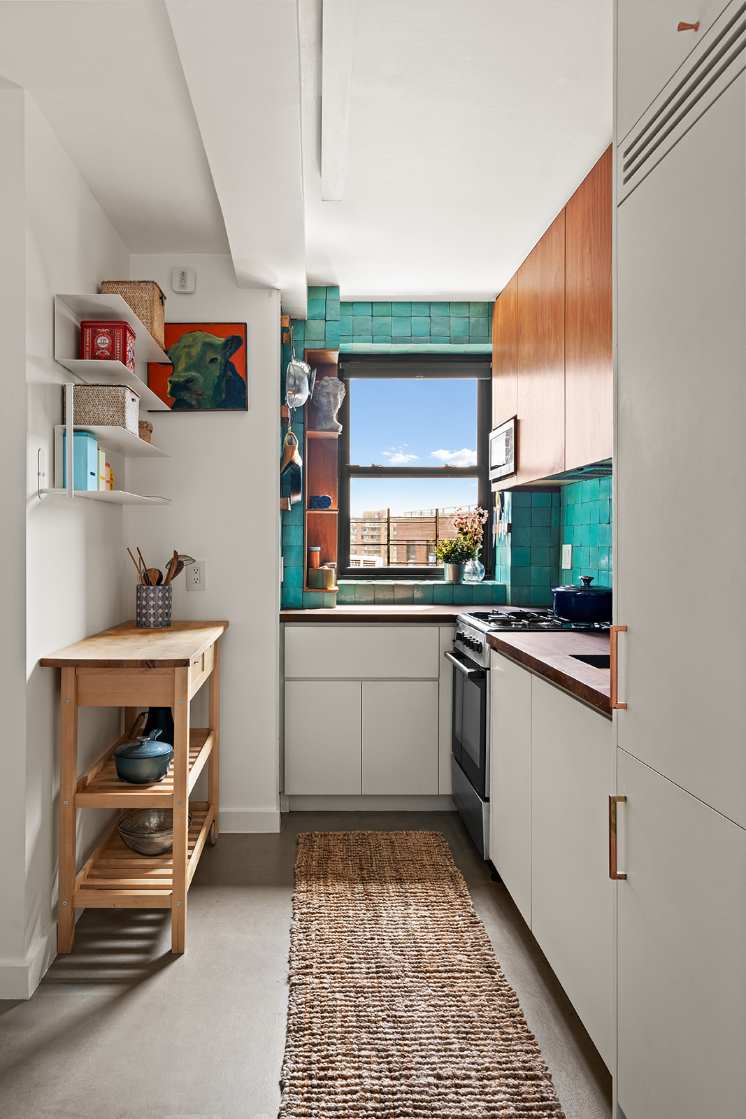 185 Clinton Avenue, Unit 14F Brooklyn, NY 11205 - Photo 4 of 9 a kitchen with a sink and cabinets