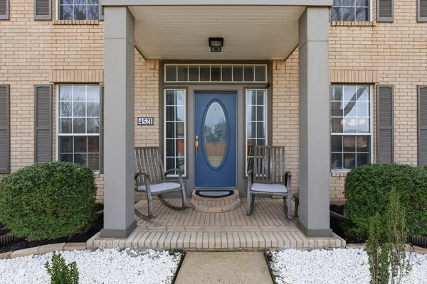 a view of entryway with a garden