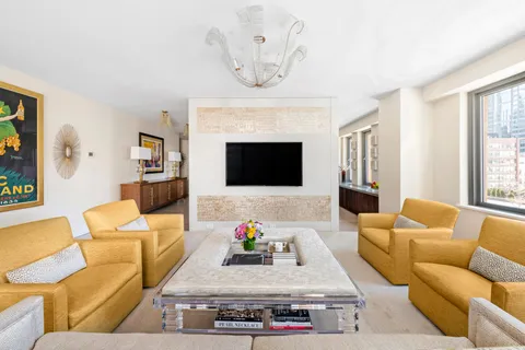 $2,825,000 | 200 East 62nd Street, Unit 5A | Lenox Hill