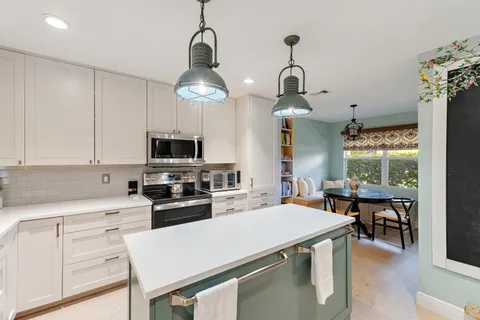 $1,200,000 | 10 Bentwood Road, Palm Beach Gardens, FL 33418