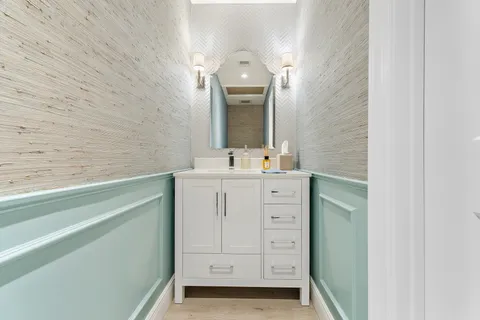 $1,200,000 | 10 Bentwood Road, Palm Beach Gardens, FL 33418