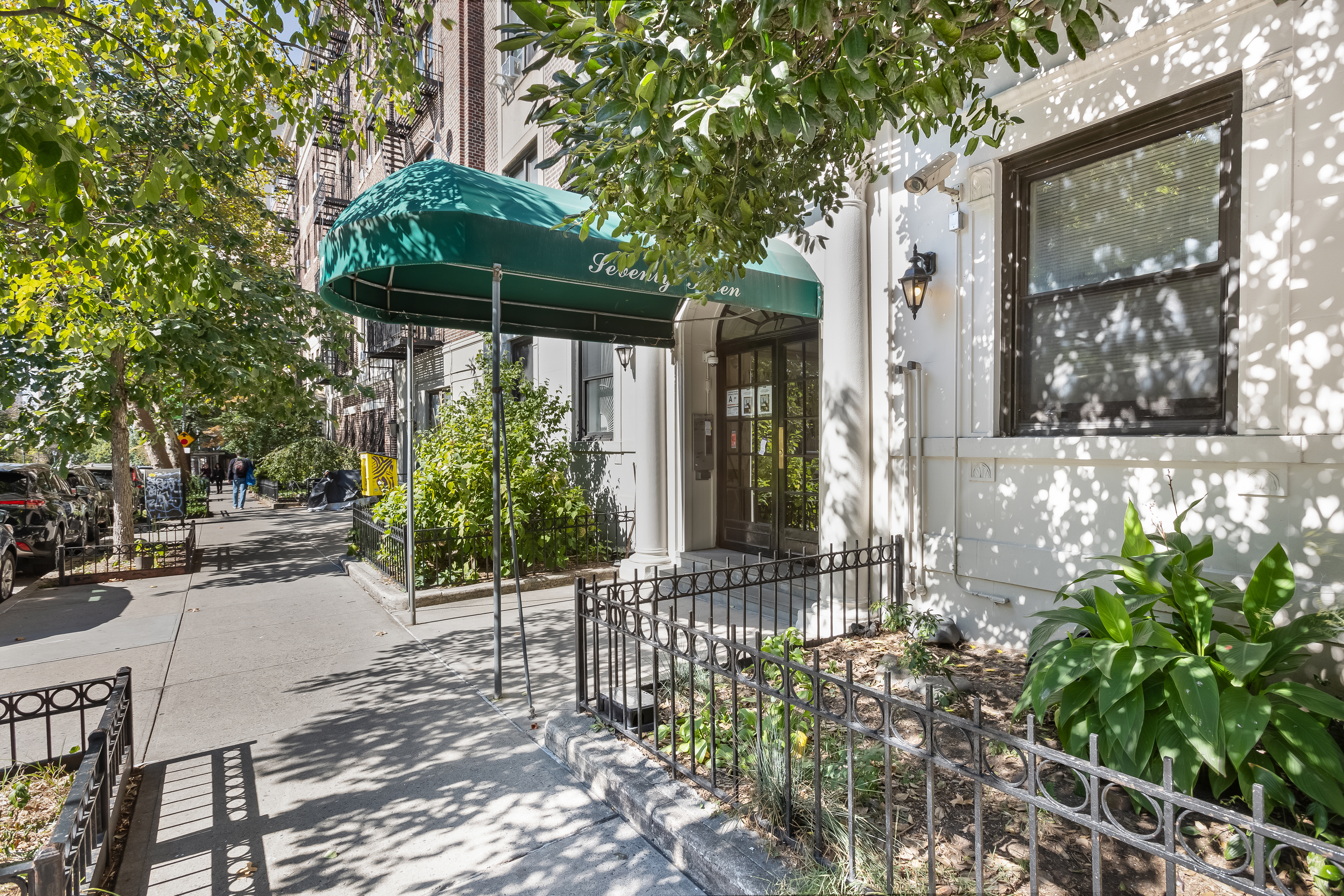 77 Eastern Parkway, Unit 5E Brooklyn, NY 11238 - Photo 5 of 7 a view of a garden with patio