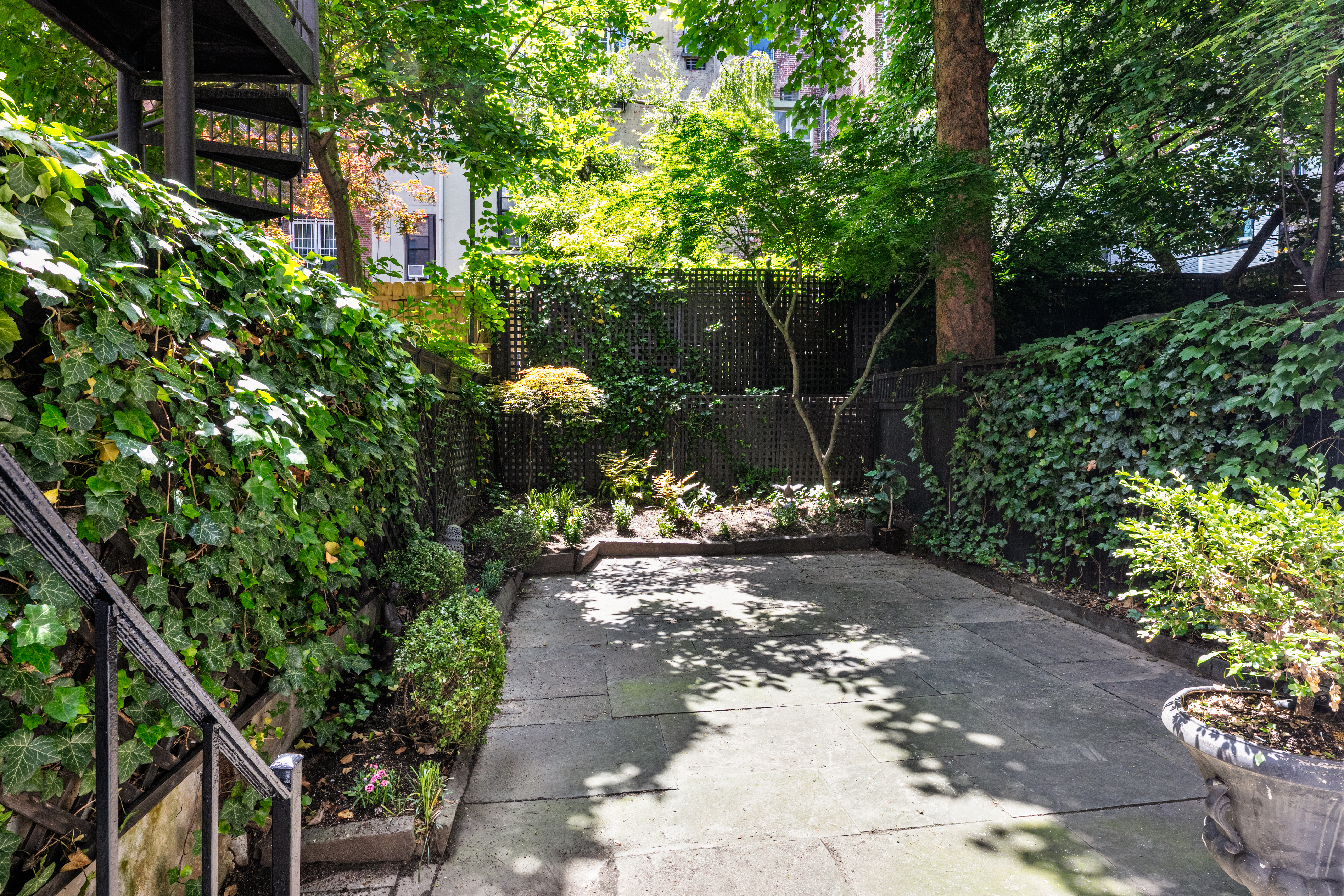112 West 78th Street, Unit PARLOR Manhattan, NY 10024 - Photo 13 of 37 a backyard of a house with lots of green space