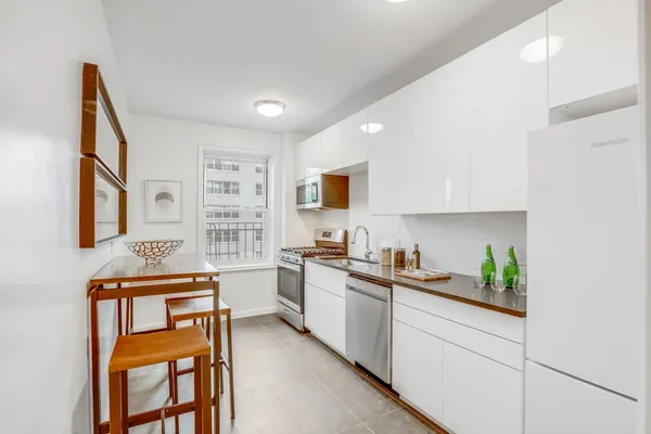 $799,000 | 300 West 53rd Street, Unit 3C | Hell's Kitchen