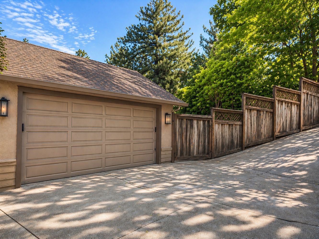a view of a backyard
