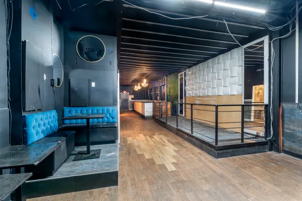 a view of livingroom with furniture