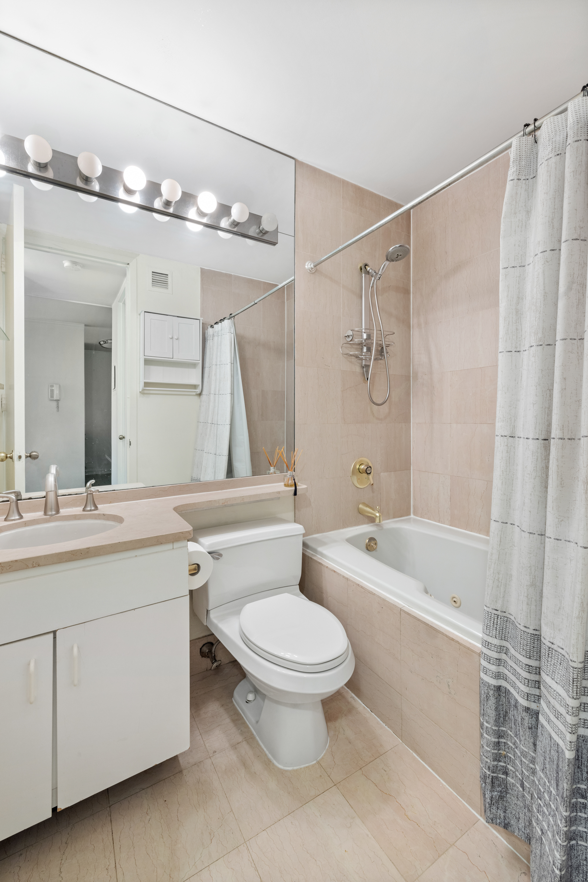 21 South End Avenue, Unit 435 Manhattan, NY 10280 - Photo 7 of 16