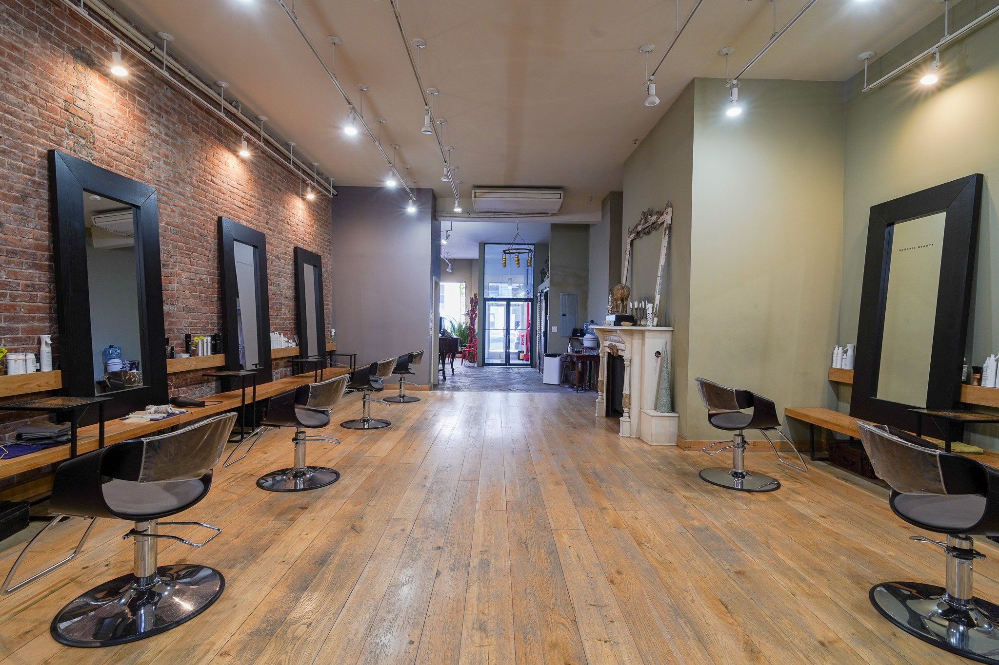 91 Franklin Street, Unit RETAIL Manhattan, NY 10013 - Photo 5 of 19 a room with gym equipment and wooden floor