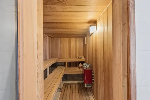 a view of entryway with yard