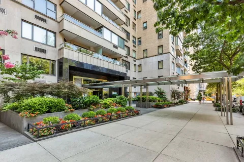 $1,649,000 | 860 5th Avenue, Unit 4M | Lenox Hill