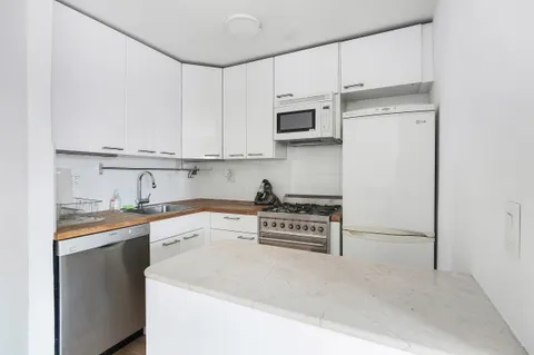 $625,000 | 201 East 36th Street, Unit 16E | Murray Hill