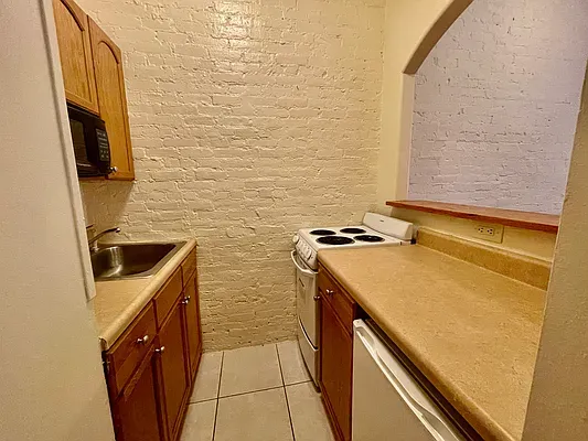 $2,700 | 1105 1st Avenue, Unit 9 | Lenox Hill