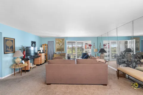 $250,000 | 2333 Indian River Boulevard, Unit 401, Vero Beach, FL 32960