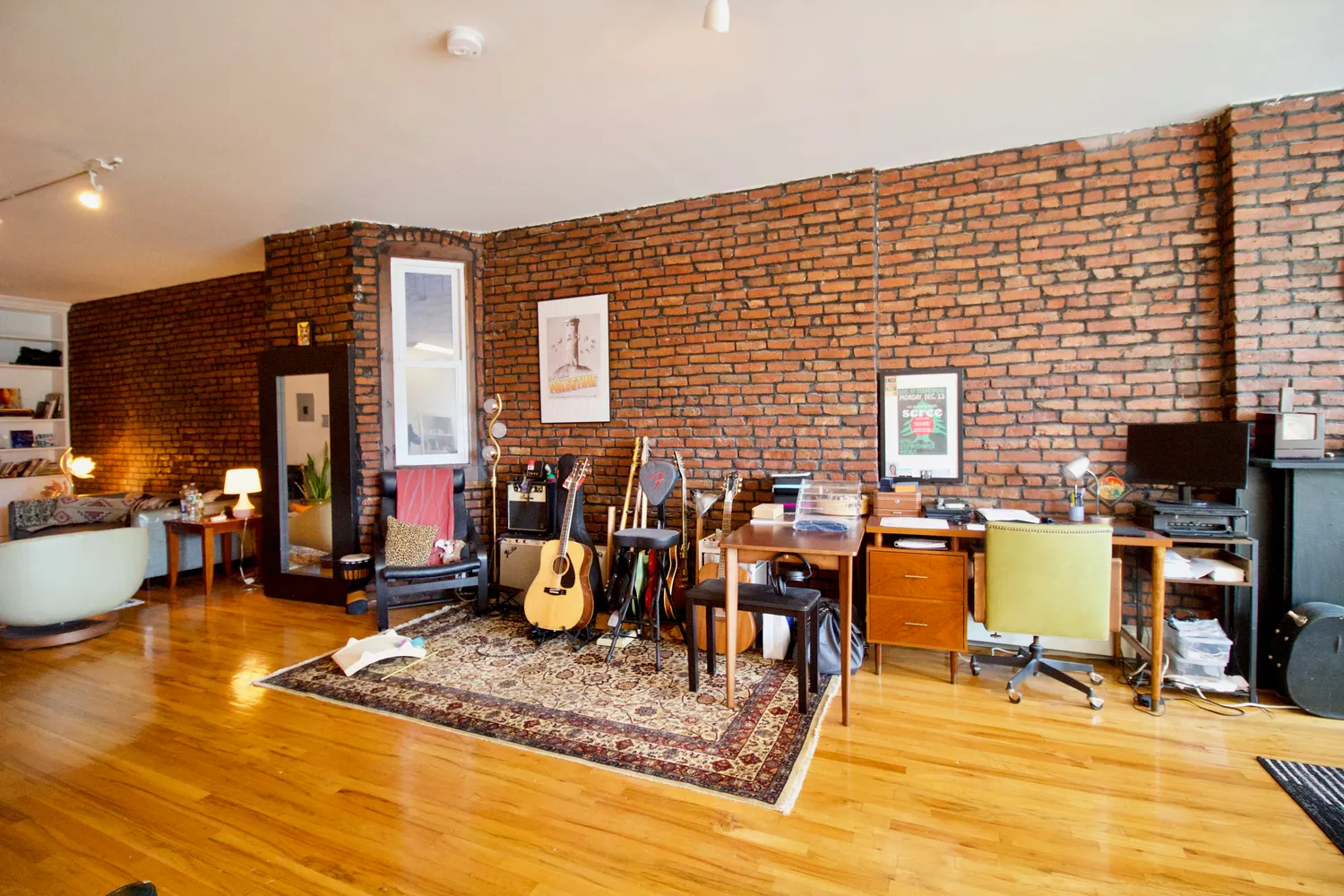 a dining room filled with lots of tables and chairs