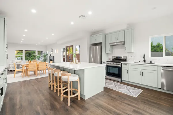 $1,179,000 | 2209 West Boulevard, Los Angeles, CA 90016