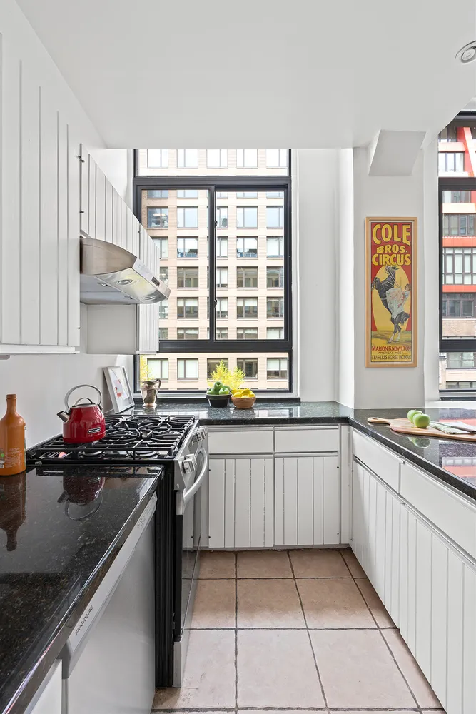 $975,000 | 348 West 38th Street, Unit 9E | Hudson Yards