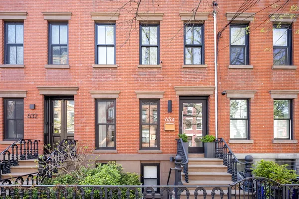 a picture of a very nice looking building