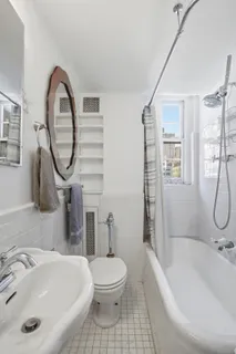 $585,000 | 10 Mitchell Place, Unit 9F | Midtown East