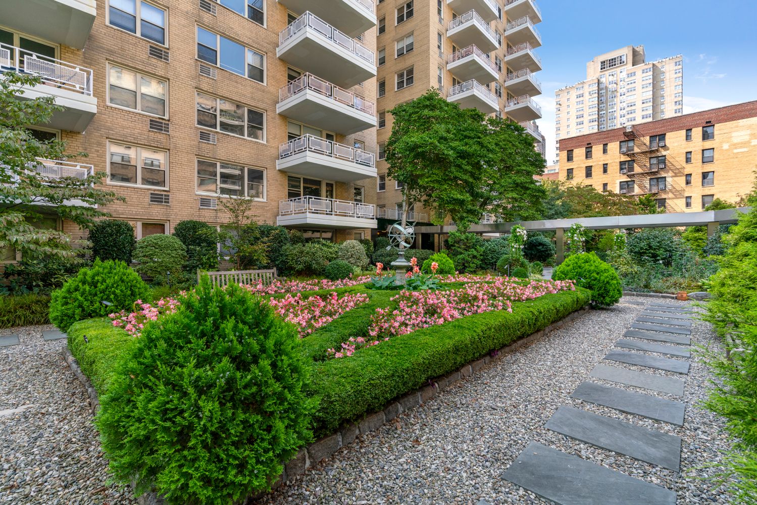 40 East 9th Street, Unit 6M Manhattan, NY 10003 - Photo 19 of 22 a view of a building with garden